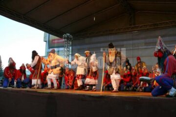 Spectacol de datini și obiceiuri la Fălticeni