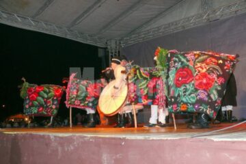 Spectacol de datini și obiceiuri la Fălticeni