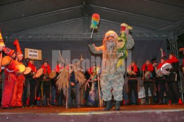 Spectacol de datini și obiceiuri la Fălticeni