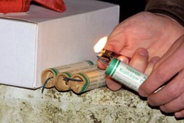 Folosirea articolelor pirotehnice în locurile interzise se sancționează cu amendă de la 3.000 la 6.000 de lei. Foto:www.cronicazilei.ro