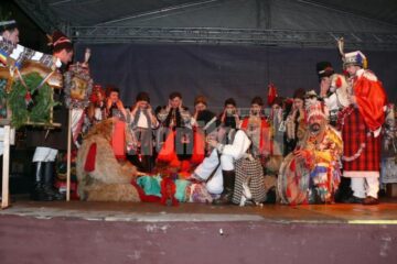 Spectacol de datini și obiceiuri la Fălticeni