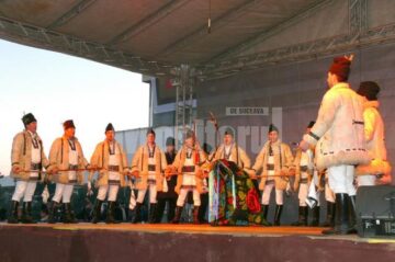 Spectacol de datini și obiceiuri la Fălticeni