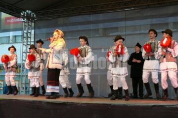Spectacol de datini și obiceiuri la Fălticeni