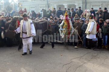 Urătorii din comunele limitrofe au poposit în ajunul Anului Nou la Fălticeni