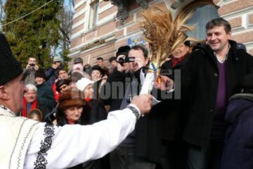 Urătorii din comunele limitrofe au poposit în ajunul Anului Nou la Fălticeni
