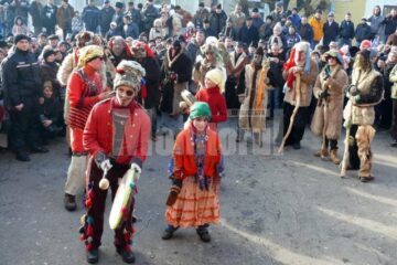 Urătorii din comunele limitrofe au poposit în ajunul Anului Nou la Fălticeni