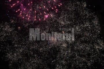 Timp de cinci minute, focul de artificii a atras privirile spectatorilor spre cer