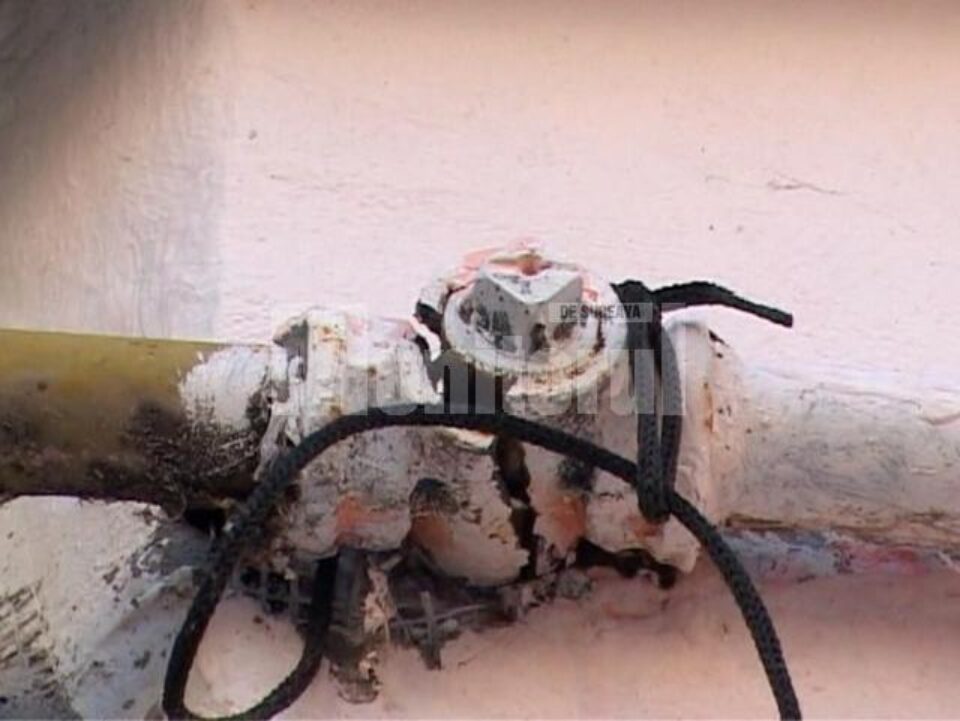 Țeava de gaz metan crăpată de țurțurele căzut de pe un bloc