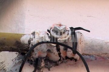 Țeava de gaz metan crăpată de țurțurele căzut de pe un bloc