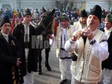 Urătorii din comunele limitrofe au poposit în ajunul Anului Nou la Fălticeni