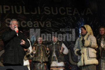 Primarul Ion Lungu și Margareta Clipa, alături de ansamblul Flori de Sânziene