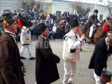 Urătorii din comunele limitrofe au poposit în ajunul Anului Nou la Fălticeni