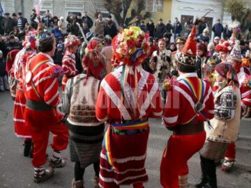 Urătorii din comunele limitrofe au poposit în ajunul Anului Nou la Fălticeni
