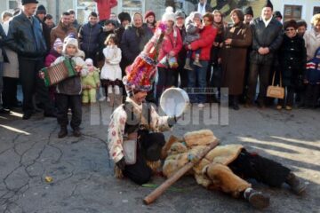 Urătorii din comunele limitrofe au poposit în ajunul Anului Nou la Fălticeni