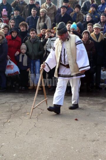 Urătorii din comunele limitrofe au poposit în ajunul Anului Nou la Fălticeni