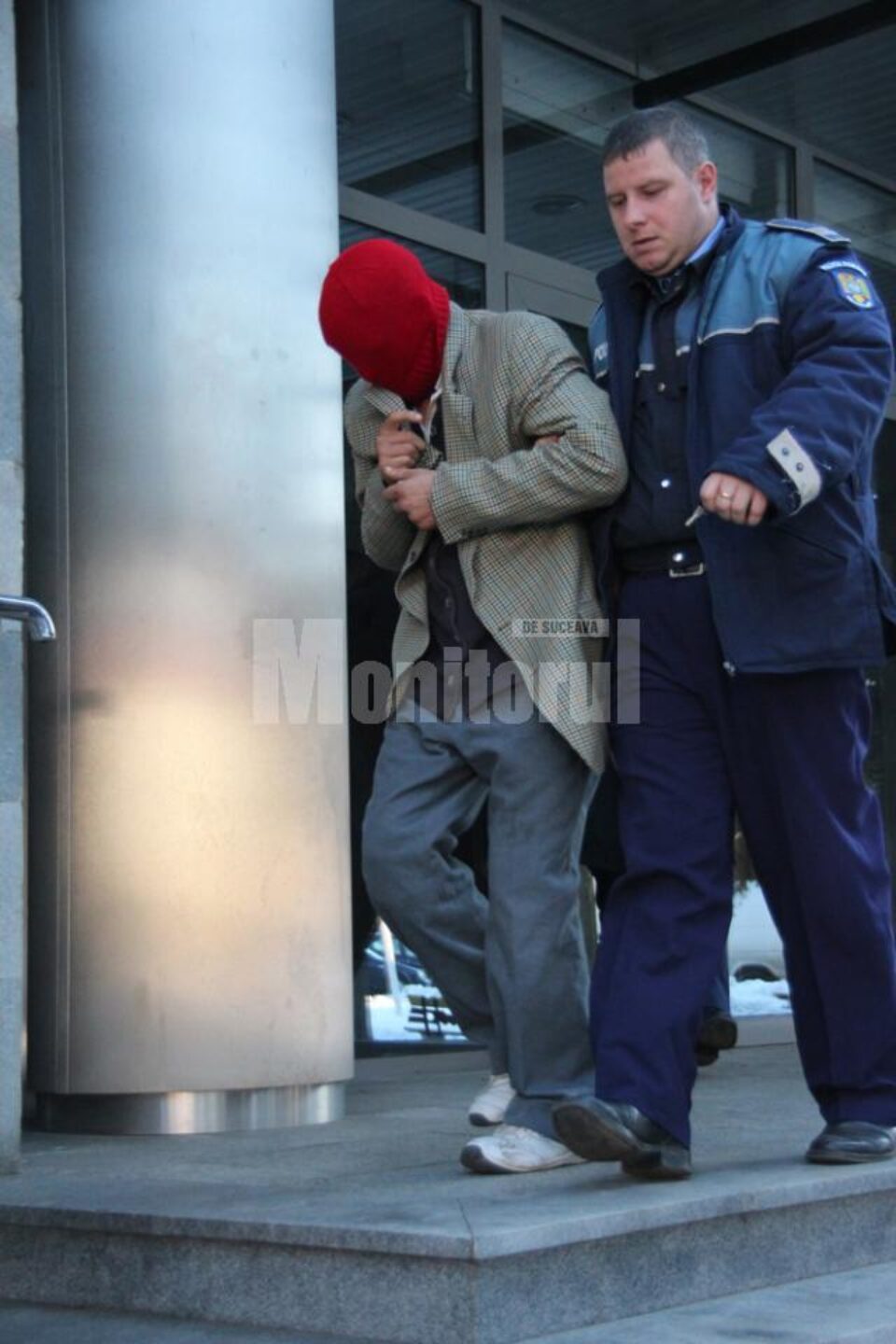 Ionel Macoviciuc, care a obligat-o pe septuagenară să întrețină relații sexuale cu el, ieri a fost arestat preventiv în cursul zilei de ieri Ionel Macoviciuc, care a obligat-o pe septuagenară să întrețină relații sexuale cu el, ieri a fost arestat preventiv în cursul zilei de ieri