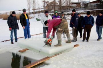 Gheață de 25 de centimetri la Bosanci pentru ridicarea crucilor de Bobotează
