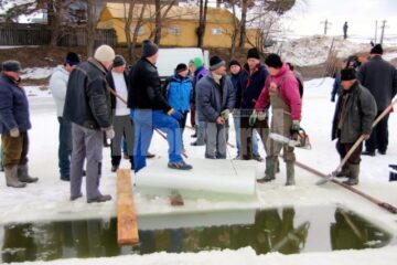 Gheață de 25 de centimetri la Bosanci pentru ridicarea crucilor de Bobotează
