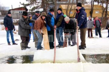 Gheață de 25 de centimetri la Bosanci pentru ridicarea crucilor de Bobotează