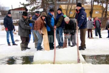 Gheață de 25 de centimetri la Bosanci pentru ridicarea crucilor de Bobotează
