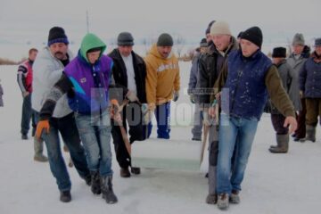 Gheață de 25 de centimetri la Bosanci pentru ridicarea crucilor de Bobotează