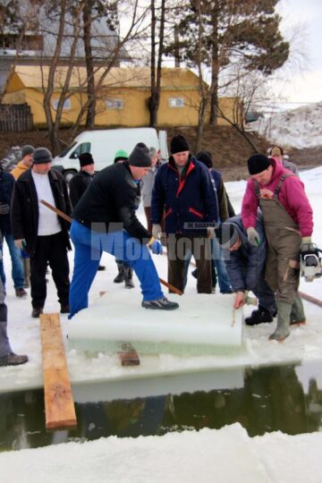 Gheață de 25 de centimetri la Bosanci pentru ridicarea crucilor de Bobotează