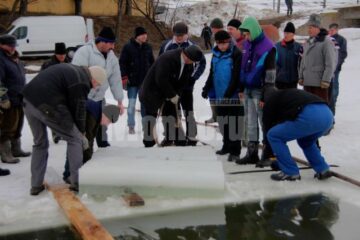 Gheață de 25 de centimetri la Bosanci pentru ridicarea crucilor de Bobotează