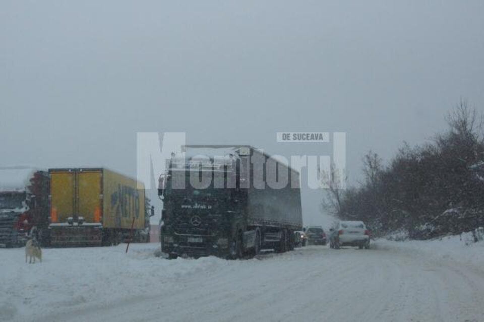 Circulație îngreunată la Stroiești, după ce un tir a derapat într-o curbă