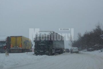 Circulație îngreunată la Stroiești, după ce un tir a derapat într-o curbă