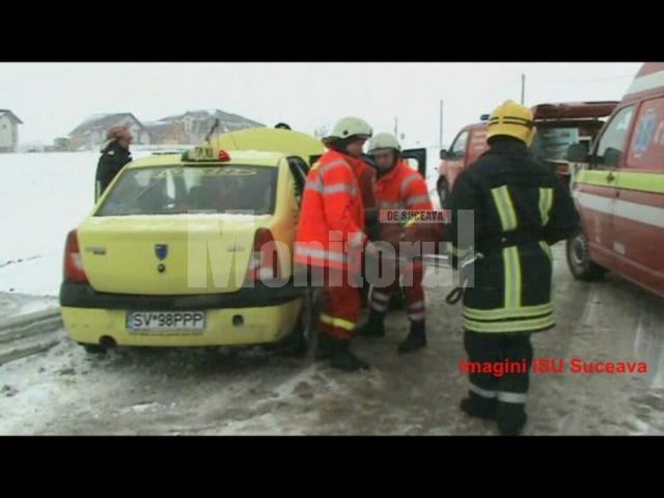 Tânărul accidentat a fost scos din mașină de pompierii de la Descarcerare și transportat cu o ambulanță SMURD la Urgențele Spitalului Județean