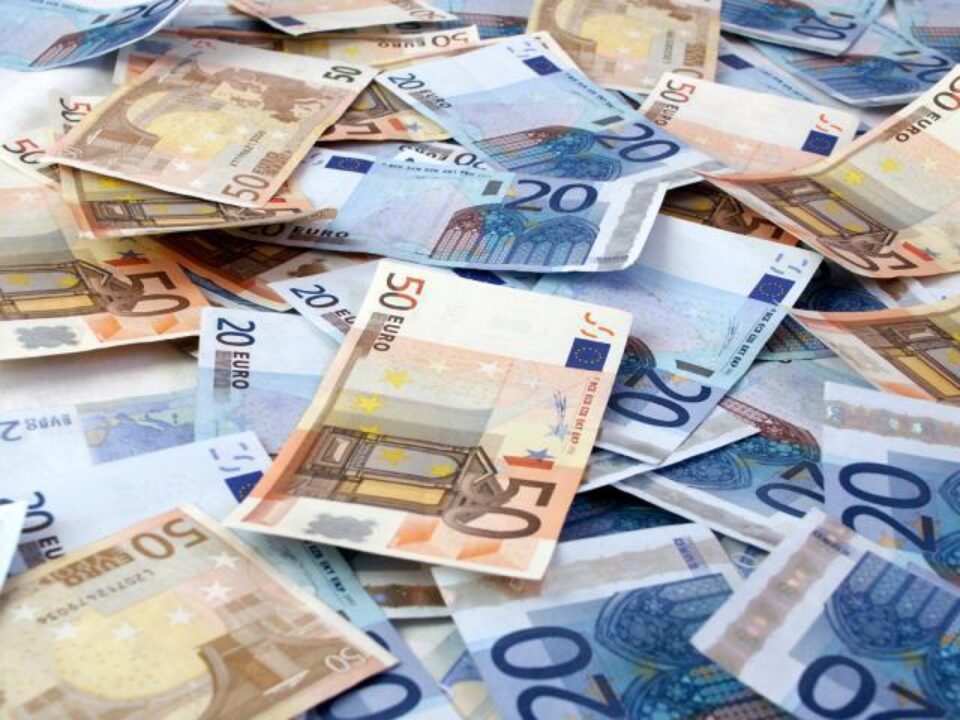 Restanțele sucevenilor la creditele în lei și valută au crescut în primele 11 luni ale anului trecut cu 22 de milioane de euro Restanțele sucevenilor la creditele în lei și valută au crescut în primele 11 luni ale anului trecut cu 22 de milioane de euro