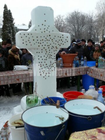 Crucea de gheață de la Biserica Adormirea Maicii Domnului