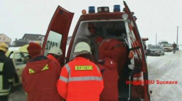 Tânărul accidentat a fost scos din mașină de pompierii de la Descarcerare și transportat cu o ambulanță SMURD la Urgențele Spitalului Județean