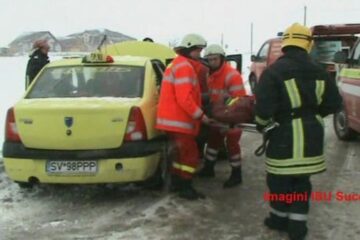 Tânărul accidentat a fost scos din mașină de pompierii de la Descarcerare și transportat cu o ambulanță SMURD la Urgențele Spitalului Județean