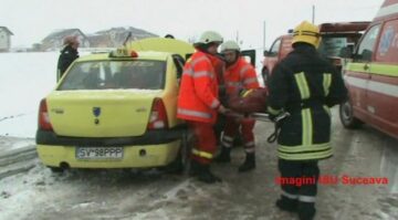 Tânărul accidentat a fost scos din mașină de pompierii de la Descarcerare și transportat cu o ambulanță SMURD la Urgențele Spitalului Județean