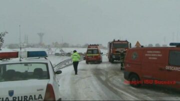 Tânărul accidentat a fost scos din mașină de pompierii de la Descarcerare și transportat cu o ambulanță SMURD la Urgențele Spitalului Județean