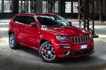 Jeep Grand Cherokee SRT8 face legea pe șosea