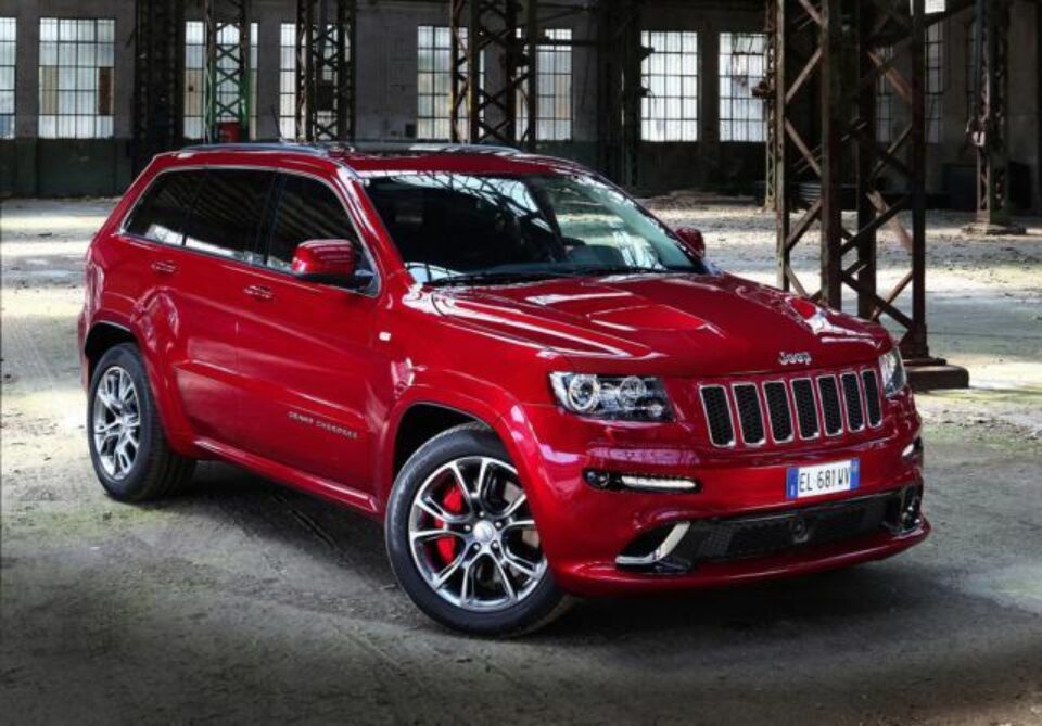 Jeep Grand Cherokee SRT8 face legea pe șosea