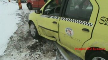Tânărul accidentat a fost scos din mașină de pompierii de la Descarcerare și transportat cu o ambulanță SMURD la Urgențele Spitalului Județean