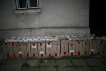 În autoturism se aflau aproximativ 14.000 de pachete de țigarete, marca Viceroy