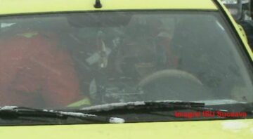 Tânărul accidentat a fost scos din mașină de pompierii de la Descarcerare și transportat cu o ambulanță SMURD la Urgențele Spitalului Județean