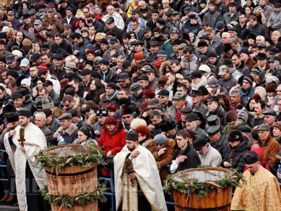Peste 3.000 de credincioși au participat la slujba de Bobotează de la Catedrala Patriarhală Foto: MEDIAFAX Peste 3.000 de credincioși au participat la slujba de Bobotează de la Catedrala Patriarhală Foto: MEDIAFAX