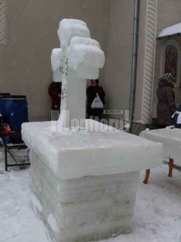 Crucea de gheață de la Biserica Sf. Pantelimon