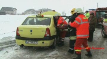 Tânărul accidentat a fost scos din mașină de pompierii de la Descarcerare și transportat cu o ambulanță SMURD la Urgențele Spitalului Județean