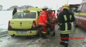 Tânărul accidentat a fost scos din mașină de pompierii de la Descarcerare și transportat cu o ambulanță SMURD la Urgențele Spitalului Județean