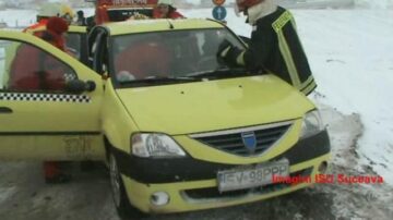Tânărul accidentat a fost scos din mașină de pompierii de la Descarcerare și transportat cu o ambulanță SMURD la Urgențele Spitalului Județean