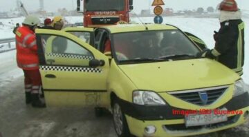 Tânărul accidentat a fost scos din mașină de pompierii de la Descarcerare și transportat cu o ambulanță SMURD la Urgențele Spitalului Județean