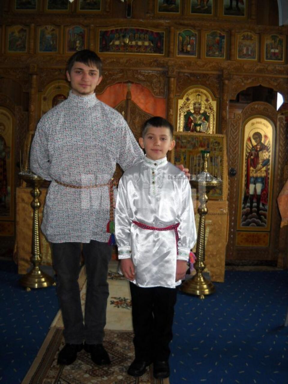 Costel Tudosă, membru al comunității lipovenilor din Fălticeni, alături de un mai tânăr colindător