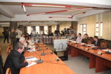 Aleșii locali au decis amânarea luării unei decizii privind majorarea taxelor și impozitelor pe 2013
