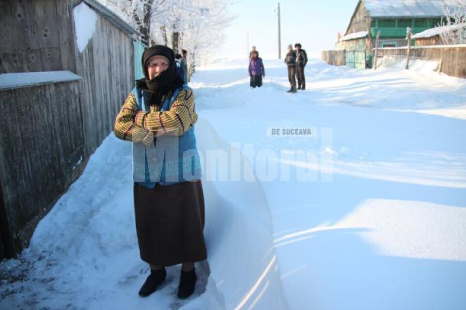 Oamenii așteaptă utilajul de deszăpezire dinainte de Crăciun